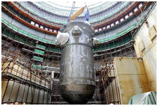 海陽核電2號(hào)機(jī)組壓力容器吊裝現(xiàn)場(chǎng)